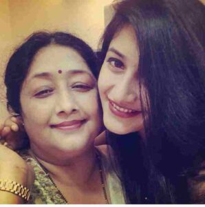 Dhanshree Verma with her mother