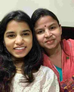 maithili thakur with her mother