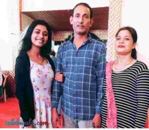 Manya Singh vlcc femina first runner up miss india uttar pradesh with family