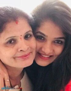 divya suresh with her mother