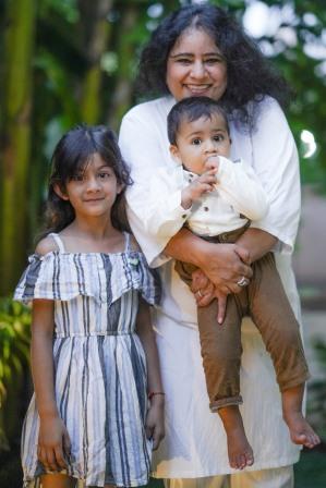 Dr. Mukesh Sharda with her children