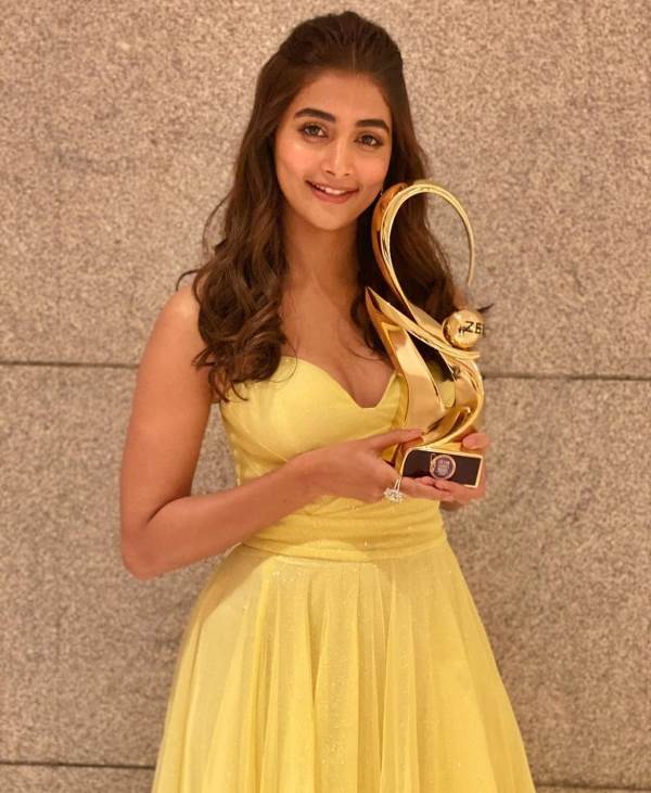 Pooja Hegde winner of Zee Cine Awards Telugu 2020