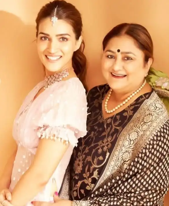 Kriti Sanon with her mother Geeta Sanon