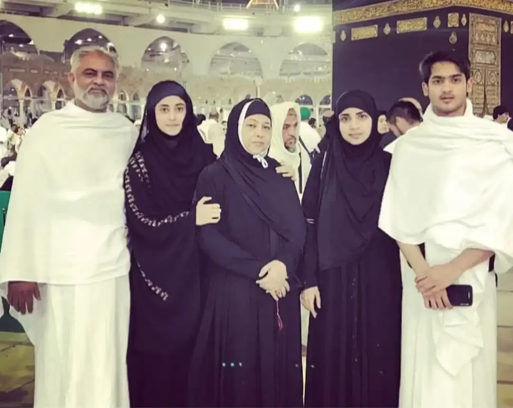 Sajal-Aly-with-her-family-members