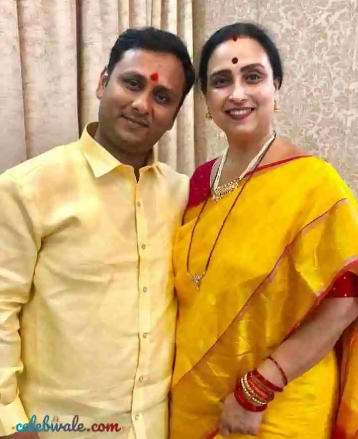 Chitra-Wagh-with-her-brother
