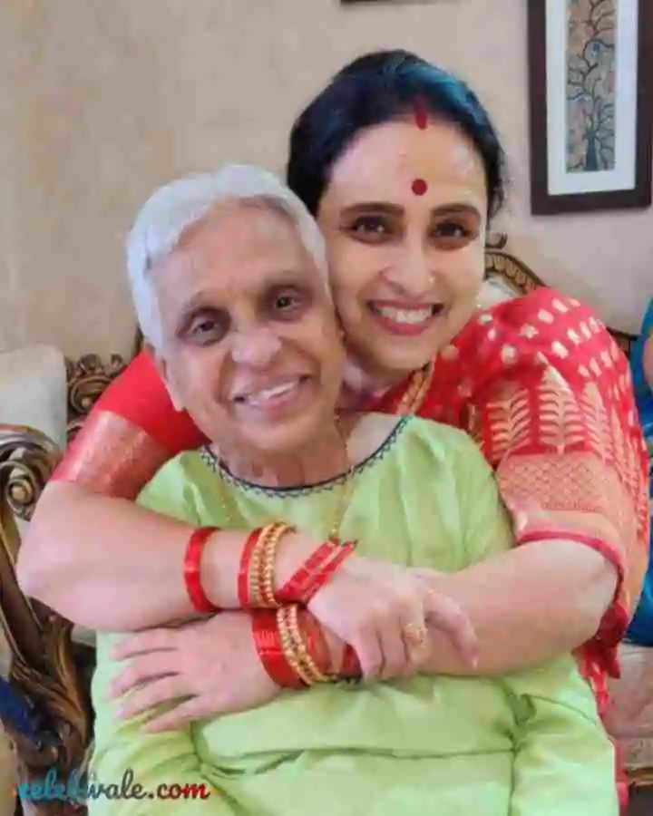 Chitra-Wagh-with-her-mother